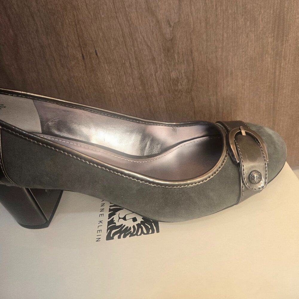 NIB AKRADKA Gray/Pewter suede shoes - Picture 5 of 6